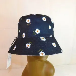 Alice + Olivia Classic Reversible White Bucket/Navy Blue Bucket Hat Alice + Olivia Classic Reversible White Bucket/Navy Blue  main image 4